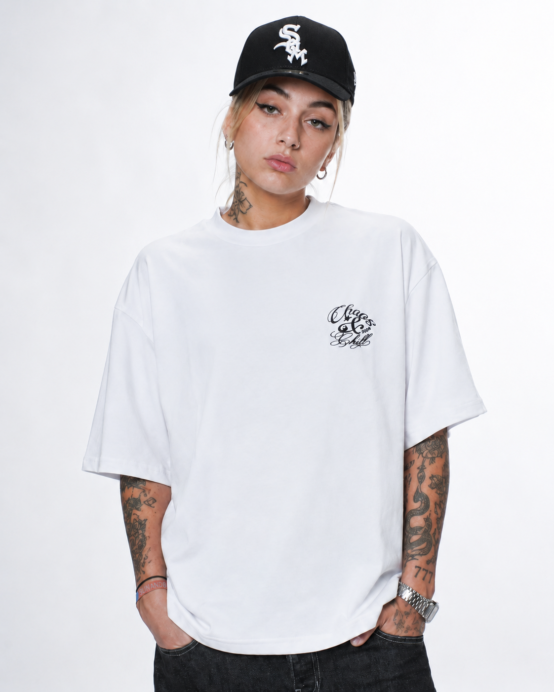 "CHAOS & CHILL" T-shirt White