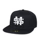 Schwarze Snapback-Rückseite mit der Aufschrift "ALL STAR MONOGRAM".